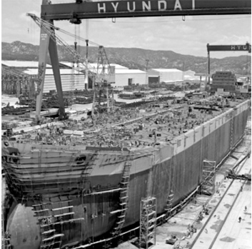 
Quang cảnh hoành tráng tại xưởng đóng tàu Hyundai. Con tàu mang tên Atlantic Baron hạ thủy năm 1974.
