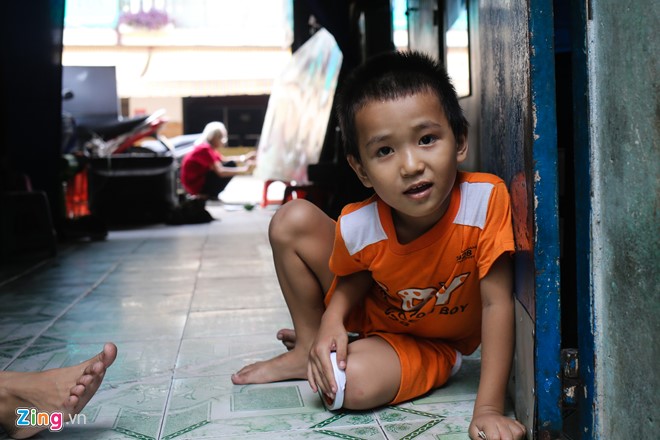 Ông Minh có 9 anh em nhưng mỗi người một nơi. Hiện ông sống cùng vợ, con trai và 2 cháu.