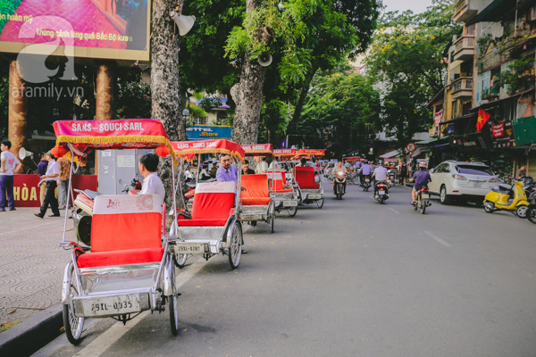  Nhiều người chọn cách thưởng thức cái đẹp của mùa thu Hà Nội bằng cách ngồi trên những chiếc xe xích lô truyền thống và nhìn ngắm phố phường một cách thật chậm... 