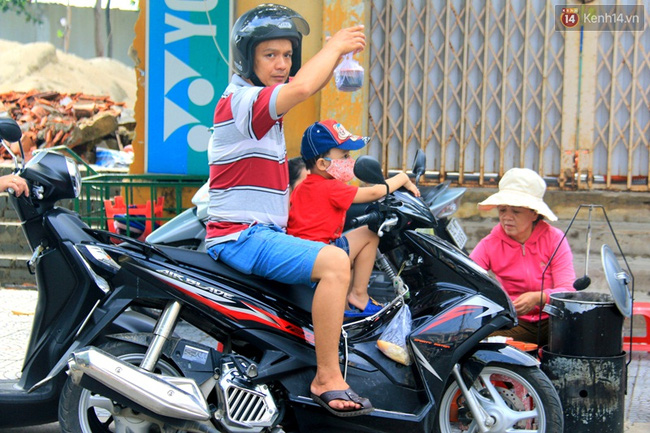 Sợ chè hết nên ngay từ sáng sớm, nhiều người đã đến mua xí mà về để dành cho con mình ăn