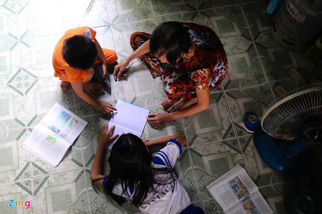 Hàng ngày, bà Nguyễn Thị Nhàn (vợ ông Minh) lo công việc nội trợ và vui cùng 2 cháu nhỏ (bé Thế Danh 4 tuổi và bé Thu Nguyệt 9 tuổi).