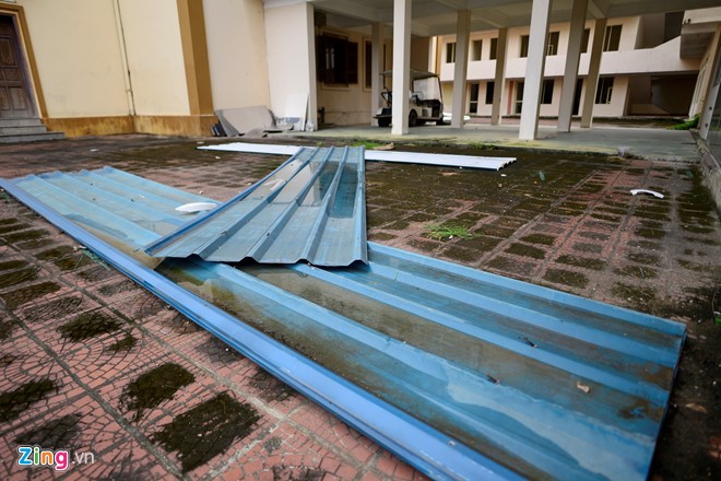 Tại đây, các mảnh vỡ tôn bay khắp nơi do cơn bão số 3 vừa qua gây ra.