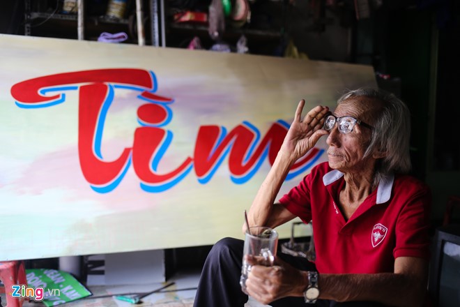 Tôi yêu cái nghề này vì đam mê và tâm huyết. Tôi luôn đặt trọn tâm tình cho từng tác phẩm, dù nhỏ hay lớn, ông lão nói.