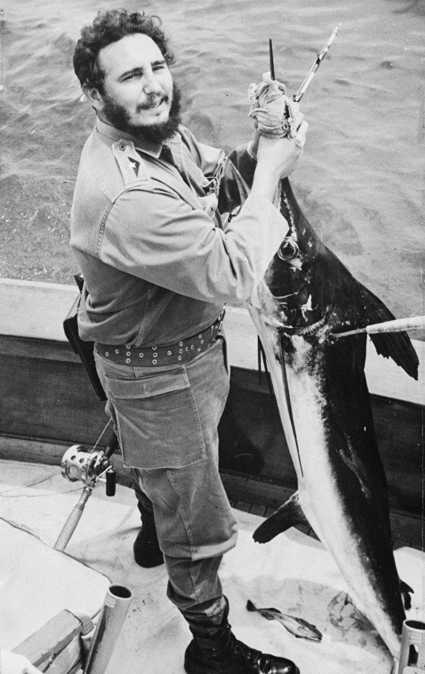 Trong tháng 5/1960, Fidel Castro xếp thứ hai tại giải câu cá mang tên của Ernest Hemingway, ông câu được con cá cờ xanh nặng khoảng 25 kg.