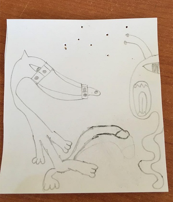 
Trí tưởng tượng của bé thật phong phú khi vẽ chú chó đang chạy trốn người ngoài hành tinh như thế này.
