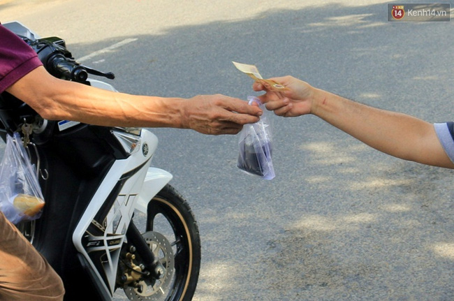 Cứ thế, món chè gia truyền 2 đời của ông lão xí mà đã trở thành biểu tượng quen thuộc của phố cổ Hội An