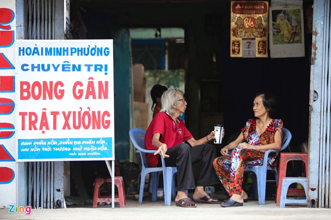 Những lúc rảnh ông cùng vợ ngồi nghỉ ngơi trò chuyện cùng nhau. Đôi lúc ông còn ngâm thơ cho vợ nghe.
