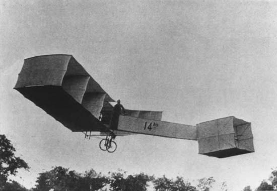 
Chiếc máy bay 14-bis của Alberto Santos-Dumont (1873 - 1932)
