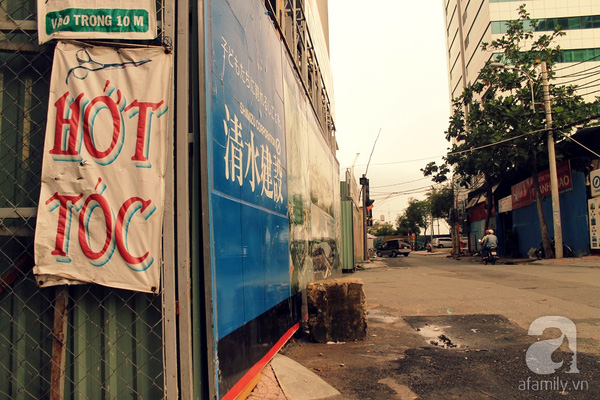 Từ ngày vợ lâm bồn, lều tóc của anh Đạt trên đường Ngô Văn Năm (Q.1) cũng đóng cửa. Những người bán nước ở đây cho biết, trước đó tiệm của anh cũng càng ngày càng vắng, vì chỗ anh hành nghề là nơi gửi xe, ra vào rất bất tiện. Tấm bảng quảng cáo hớt tóc vì thế cũng mốc meo không ai đếm xỉa.