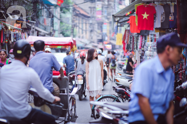  Nhiều bạn trẻ lại lại rủ nhau ra đường và đi dạo trên khắp các tuyến phố đẹp nhất của Hà Nội, vào những ngày thu hiếm hoi. 