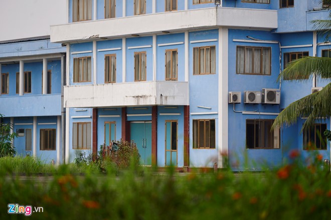 Khu hành chính, nhân sự, đón tiếp khách đóng cửa im lìm. : Nhà máy ôtô Vinaxuki nghìn tỷ hoen gỉ, cỏ mọc dày