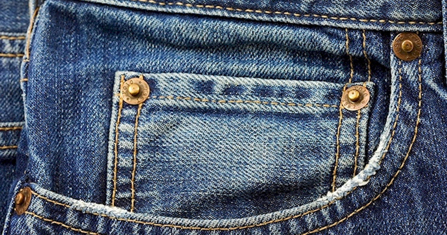 Những chiếc đinh tán sẽ giúp túi quần jean chắc chắn hơn và không dễ dàng bị rách như trước nữa.