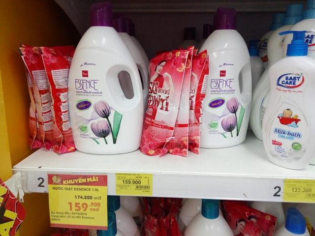 Nước giặt Thái được bày bán ở BigC Thăng Long - Ảnh: Kiều Linh