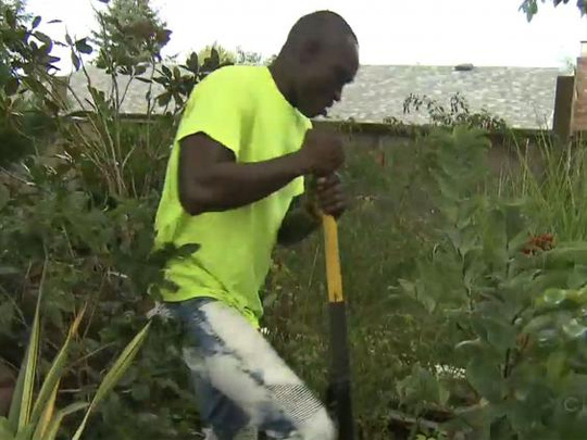 Anh Manu đến Canada làm vườn để kiếm tiền gửi về xây dựng quê nhà. Ảnh: CTV News