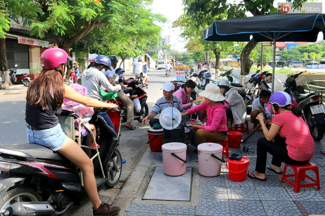 Gánh xí mà này cũng đông khách không thua gì thời hoàng kim của cụ Thiểu...