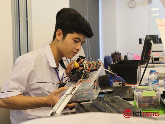 Sản phẩm Robot leo tường giành giải Nhất cuộc thi RMIT RMIT TechGenius 2016 dành cho học sinh.