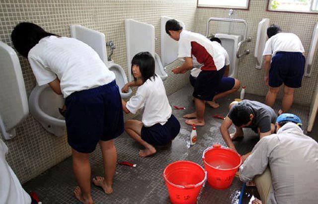 Hình ảnh học sinh Nhật Bản tự lau dọn nhà vệ sinh ở trường.