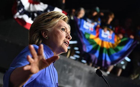 Bà Hillary Clinton đang phải đối mặt với nhiều khó khăn sau những quyết định của FBI. (Ảnh: AFP)