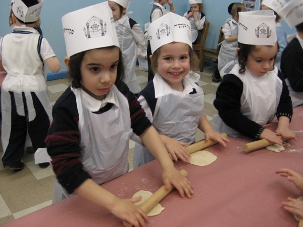 
Hình ảnh những em nhỏ Do Thái được dạy cách làm bánh ngay từ khi học mẫu giáo.
