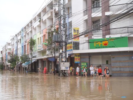 Nha Trang tê liệt vì ngập lụt khắp nơi - Ảnh 1.