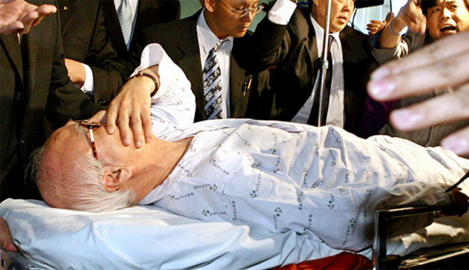 Chủ tịch Daewoo Kim Woo-choong quay trở về Hàn Quốc nhận án sau 6 năm lẩn tránh tại Bắc Hàn.