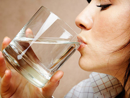 
Không uống đủ nước cũng nguy hiểm cho thận, cơ thể không được làm ẩm.
