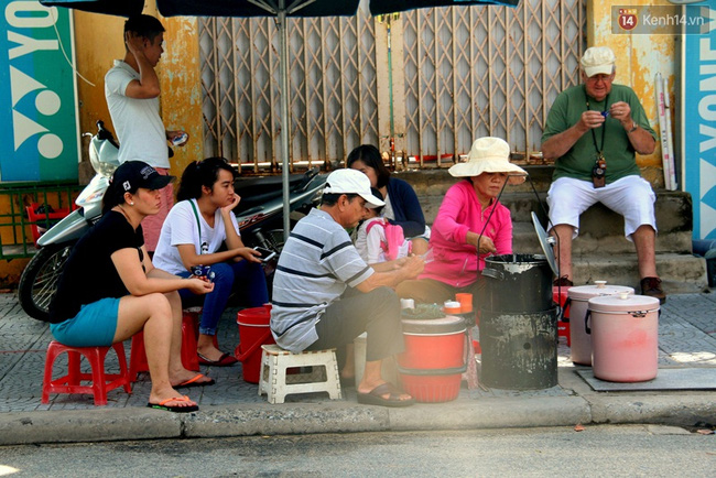 Cách thưởng thức chè xí mà cũng rất ấn tượng, cả quán chỉ có dăm bảy cái ghế đọt nên nhiều khi đông người quá thì khách ăn buộc phải ngồi xổm...