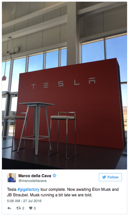 Tour tham quan nhà máy Tesla đã hết. Mọi người đang đợi Elon Musk và JB Straubel. Chúng tôi được thông báo Musk sẽ đến muộn. (27/7/2016)