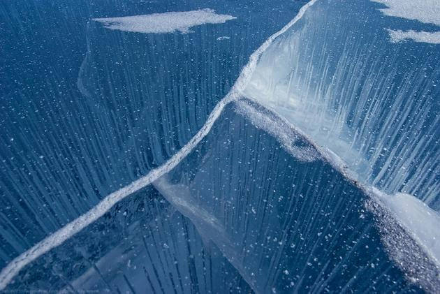
Mặt nước hồ pha lẫn băng.
