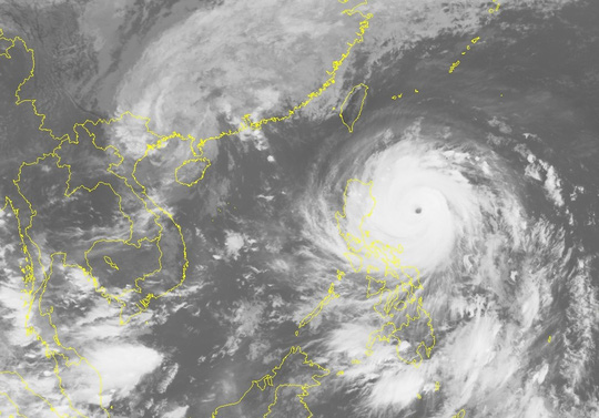 Bão số 7 hạ nhiệt, siêu bão Haima tiến vào Biển Đông - Ảnh 1.