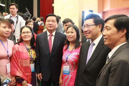 
Phó Thủ tướng Phạm Bình Minh, Bí thư Thành ủy TP.HCM Đinh La Thăng cùng các kiều bào
