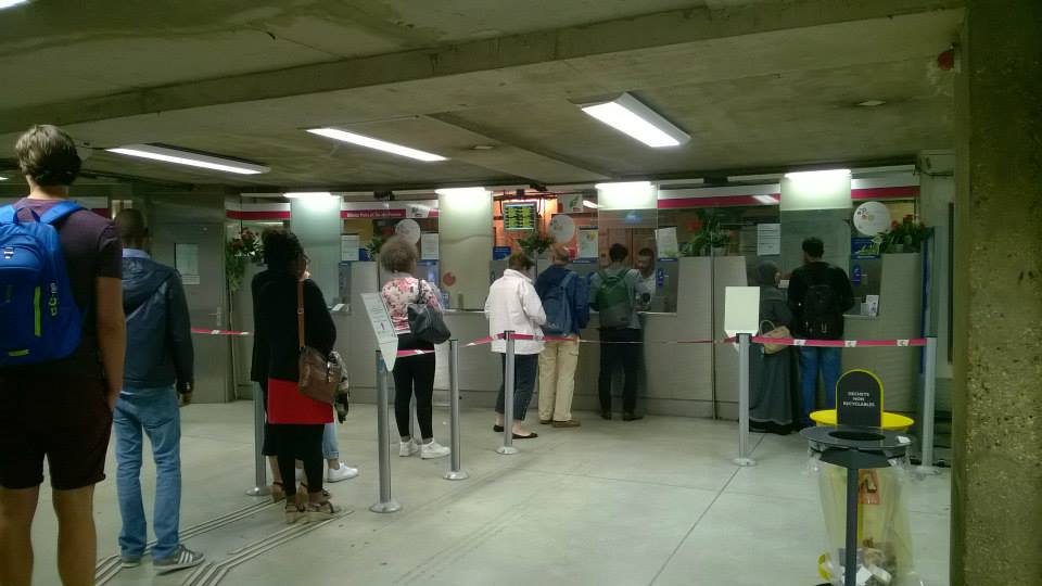 Khách xếp hàng mua vé ở ga tàu điện ngầm Paris