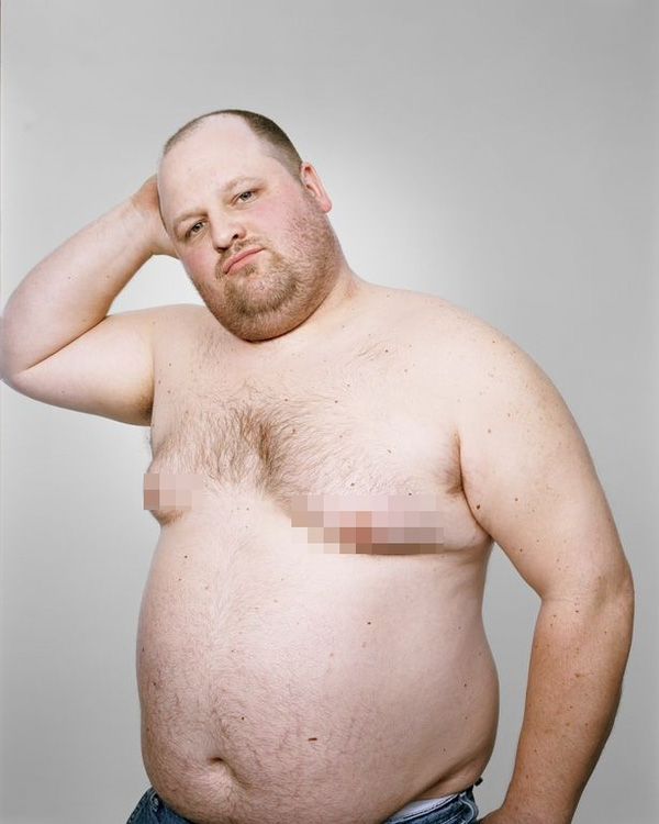 
Đàn ông béo phì không những có bụng to mà cũng dễ có ngực to hơn người khác.
