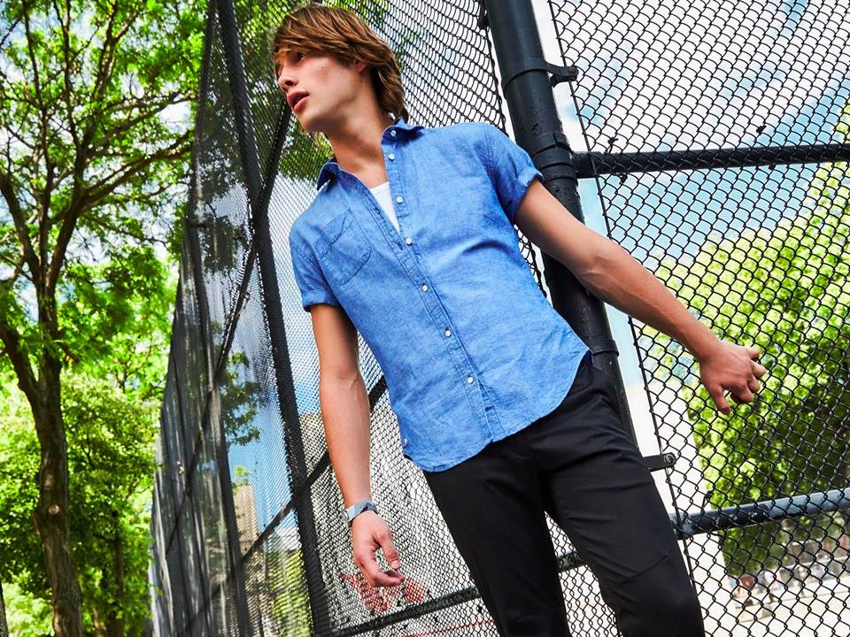 Các chuỗi cửa hàng đổ lỗi cho thời tiết và thói quen mua sắm thay đổi của người tiêu dùng vì làm doanh số sụt giảm. Trong vài năm gần đây, người tiêu dùng có xu hướng mua hàng hóa có giá trị cao như tivi hoặc các chuyến du lịch thay vì quần áo.