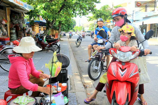 Những bát xí mà phù này đã gắn liền với tuổi thơ của biết bao đứa trẻ Hội An