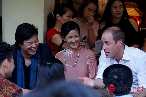 
Các nghệ sĩ nổi tiếng Hồng Nhung, Xuân Bắc trò chuyện vui vẻ với Hoàng tử Anh.
