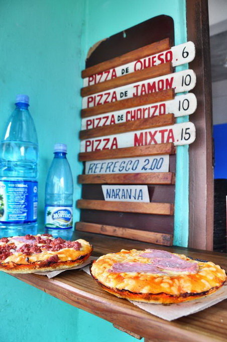 
Tiệm thức ăn nhanh của dân địa phương, giá cả niêm yết bằng tiền Cuba peso. Với khoảng 0,5 USD, bạn đã có một chiếc pizza to nóng giòn - Ảnh: Trần Minh Hằng
