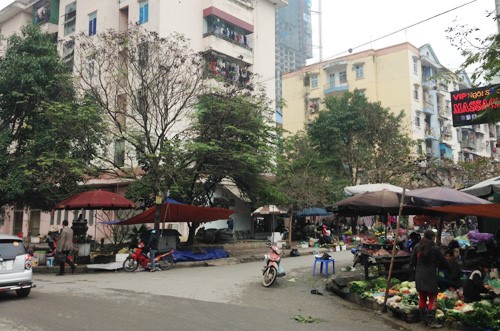 Chợ dân sinh tự phát dưới chân các tòa chung cư (Ảnh VNN).