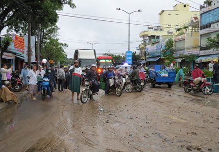 Nha Trang tê liệt vì ngập lụt khắp nơi - Ảnh 3.