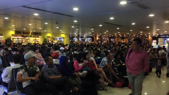 Theo báo NLĐ, hiện tất cả chuyến bay đi/đến Tân Sơn Nhất bị tạm hoãn, hàng nghìn hành khách ngồi đợi trong nhà chờ. Một số nơi ở sân bay đang bị dột.