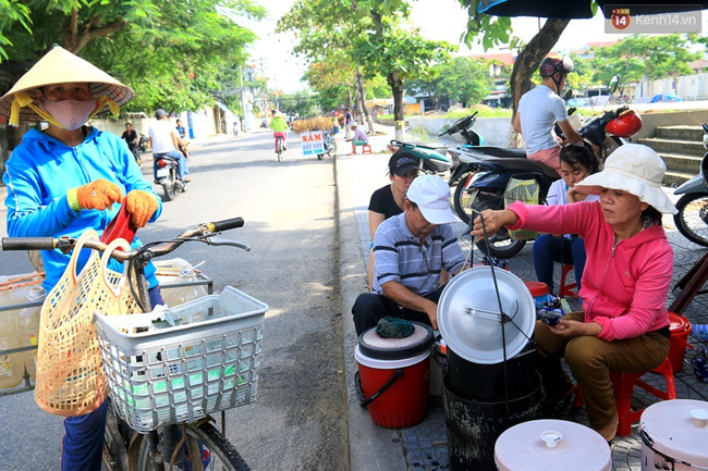 ... là món quà vặt mà những người bà, người mẹ hay mua về cho con cháu mình trong mỗi lần đi làm về...