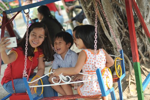 
Chị Thảo và các lãnh đạo, nhân viên Vietjet tại Làng SOS Nha Trang
