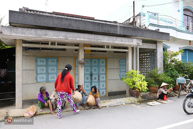 Nhiều người dân đứng ngồi la liệt chờ gia đình ông Thái phát từ thiện