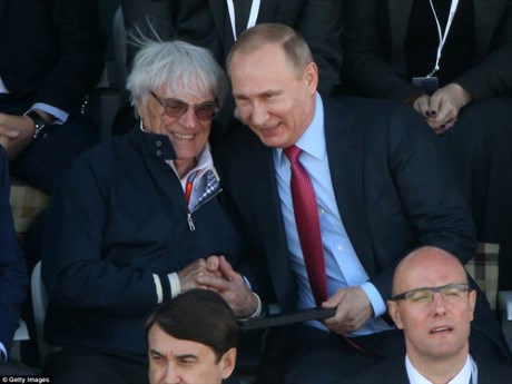 Bernie tay bắt mặt mừng với Tổng thống Nga Vladimir Putin. Ảnh: Getty