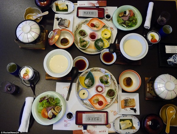 
Nghỉ một đêm tại khách sạn có giá từ 34.720 yên (khoảng 7 triệu đồng), bao gồm một bữa tối kaiseki (nhiều món) và 1 bữa sáng đầy đủ.
