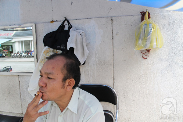 Suốt mấy tiếng đồng hồ vắng khách, anh ngồi phì phà khói thuốc, nghĩ về một thời đã xa.