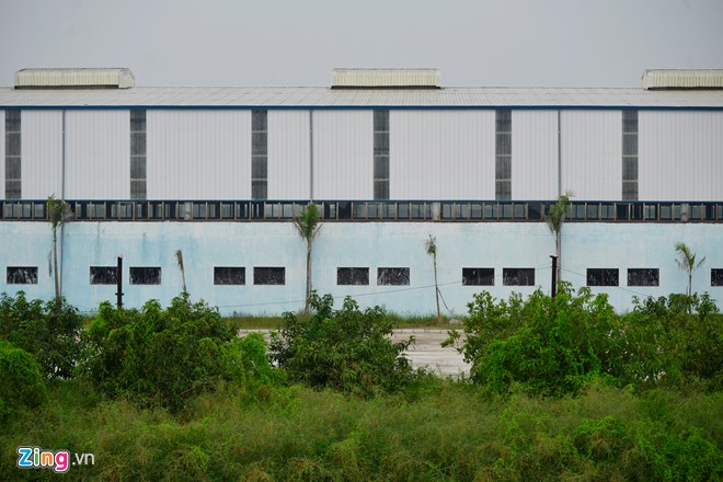 Khu nhà máy sản xuất ôtô con đóng cửa từ năm 2013. Ông Bùi Ngọc Huyên (Chủ tịch Hội đồng quản trị Vinaxuki)cho biết chỉ còn 24 công nhân đang làm việc tại hai nhà máy ở Thanh Hóa và Mê Linh. Công việc của họ chủ yếu là trông coi và dọn dẹp.