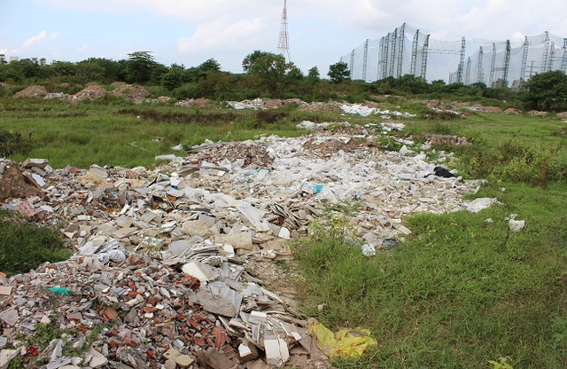 Phế liệu xây dựng đổ ngổn ngang quanh dự án.