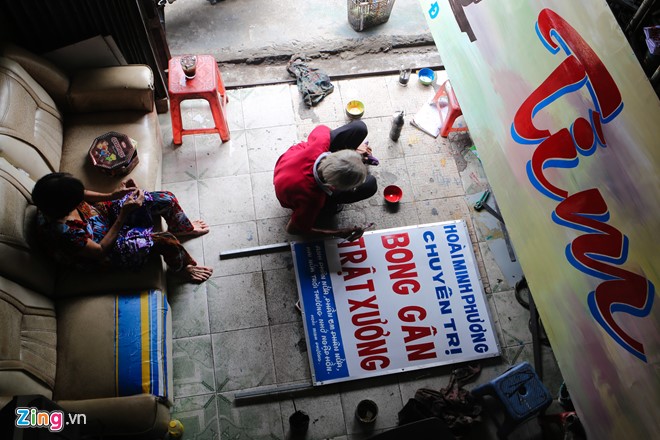 Ông Minh chia sẻ: Với bảng hiệu có kích thước 1.1m x 3.5 m thì có giá tầm 1,6 triệu đồng bao gồm cả công vận chuyển lắp đặt. Còn những bức vẽ nhỏ như 60 cm x 80 cm thì khoảng 300.000 đồng.