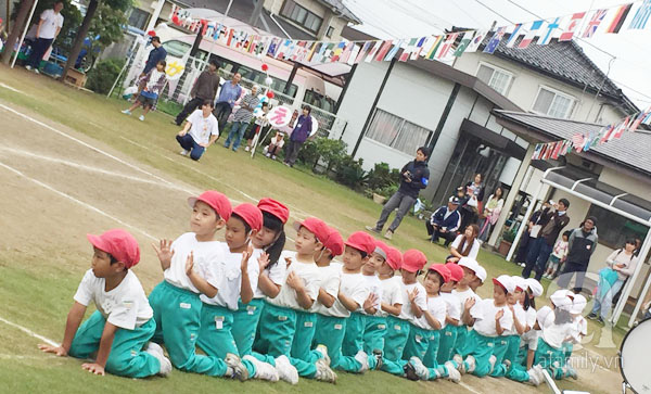 
Các bé đang tạo hình domino.
